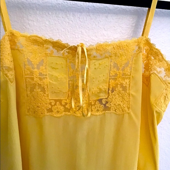 💥 MOVING SALE💥 H&M Yellow Lace Top - Picture 2 of 4